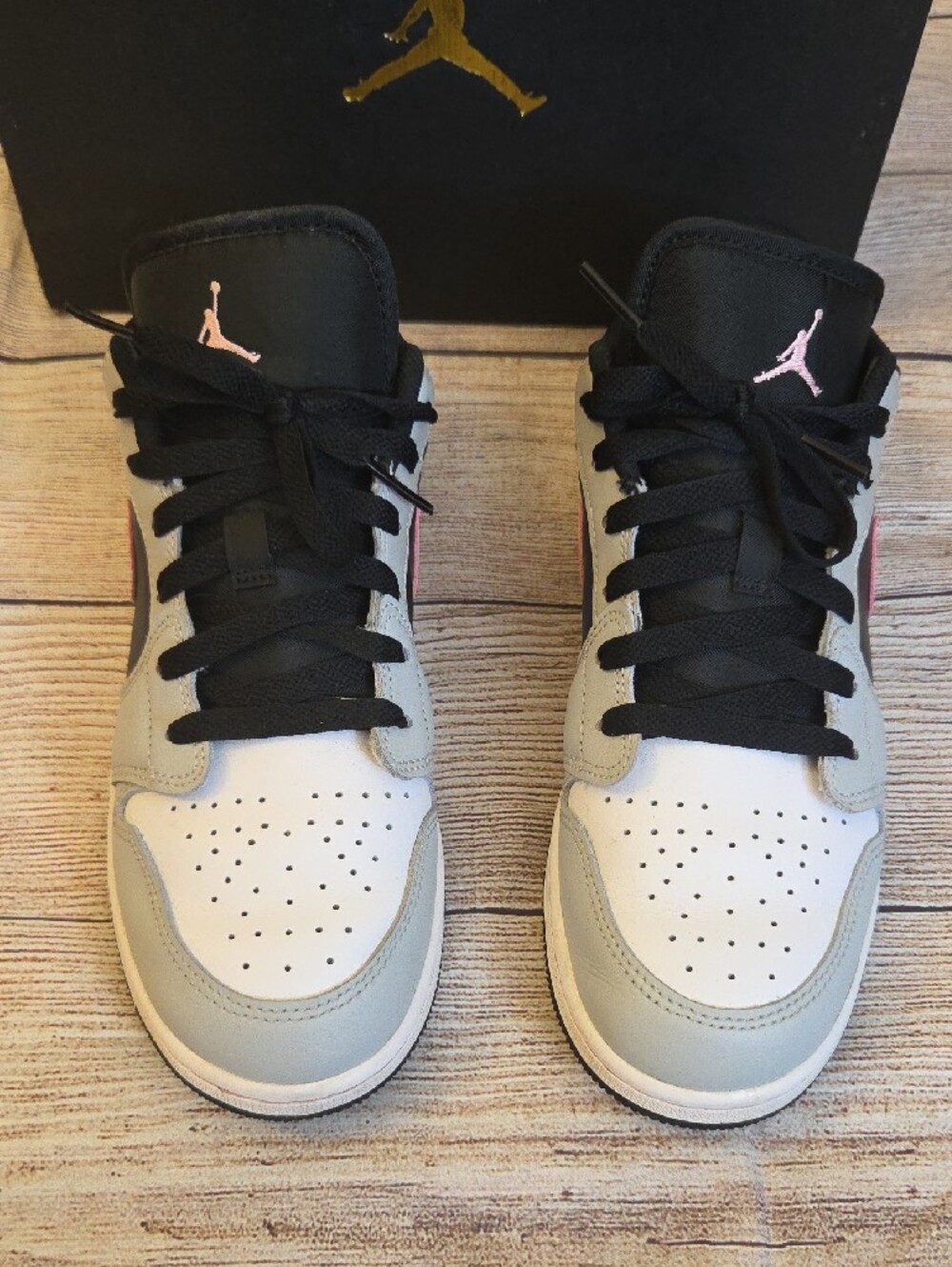 Nike Air Jordan 1 Low Size 7Y - Womens 8.5 - Picture 2 of 6